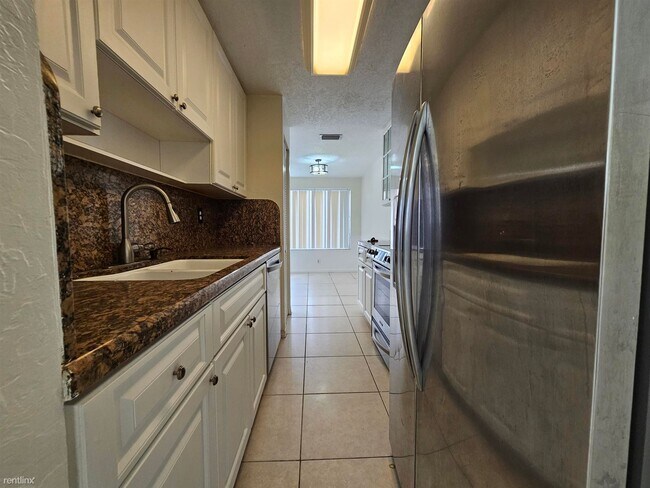Foto del edificio - 4 br, 2.5 bath House - 8194 NW 8th Mnr # 3