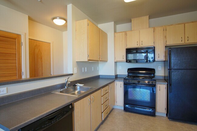 Building Photo - Light & Airy Modern 1 Bedroom w/Large Windows, A/C, & W/D!
