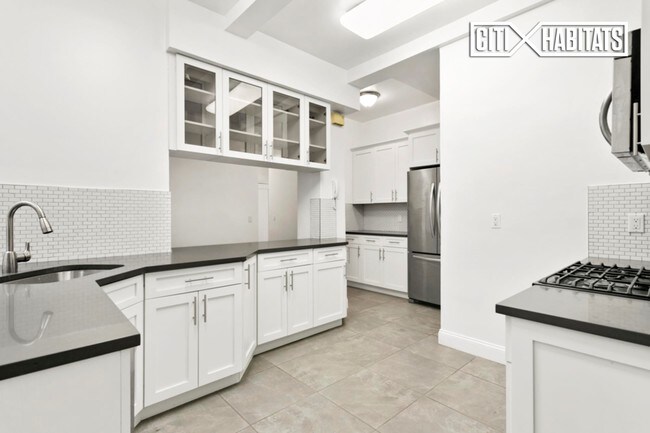 Building Photo - 35 E 84th St