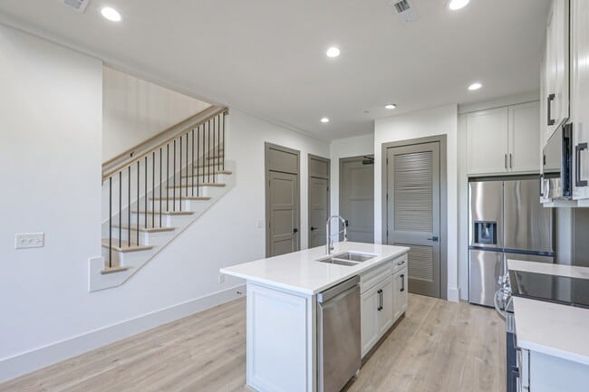 Building Photo - 1025 Southwalk Dr