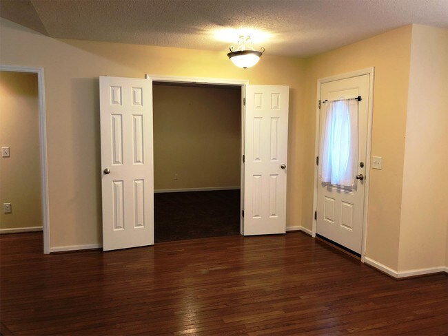 Building Photo - 137 Fox Run