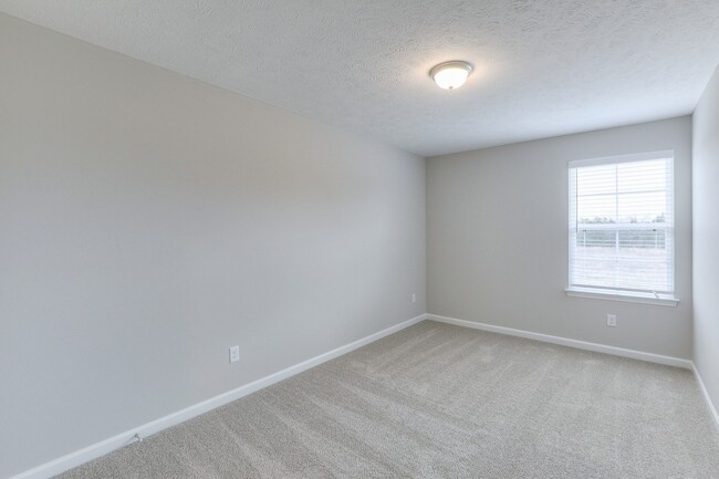 Building Photo - 1850 Bethpage Dr