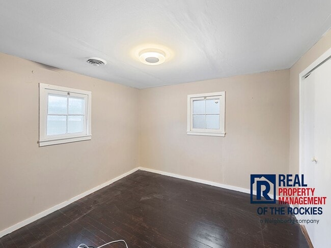 Building Photo - 2 Bed, 2 Bath with Yard, Parking & Laundry...