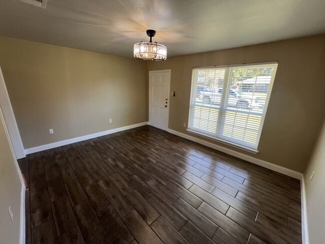 Foto del edificio - Beautiful 3-Bedroom, 1.5-Bath Home in Bake...