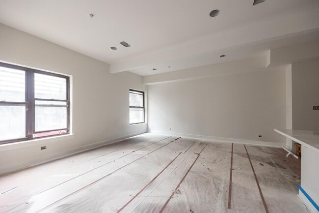 Building Photo - 823 W Montrose Ave