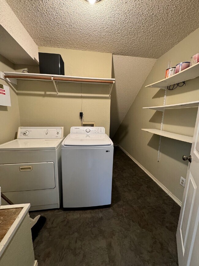 Building Photo - Condo Close To Baylor!