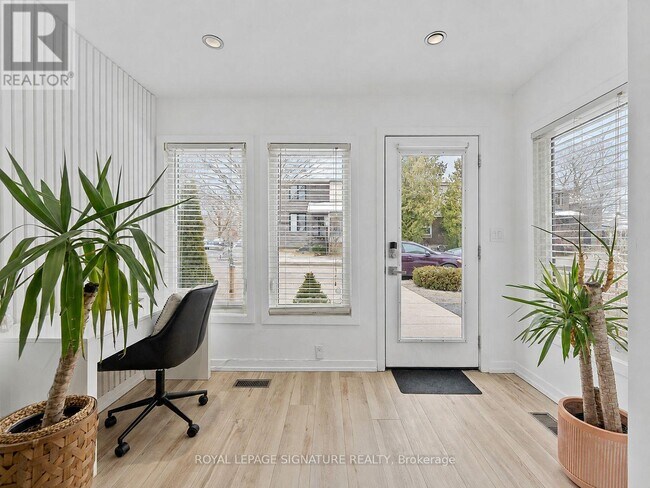 Building Photo - 28 Minto St
