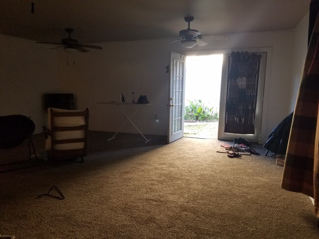 Large living/dining area 22x25 - 160 Glendale St