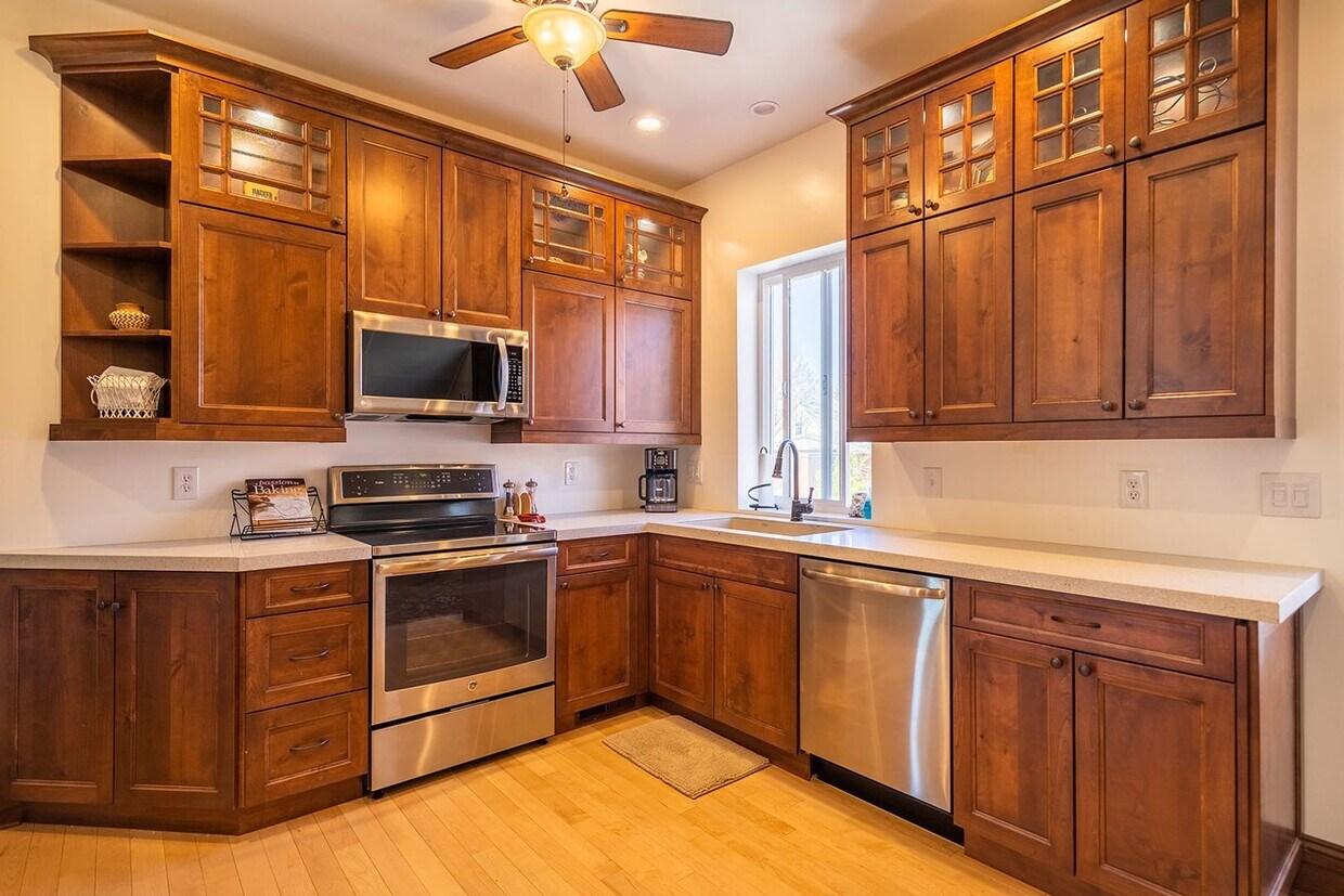 Photo - 205 Logan St