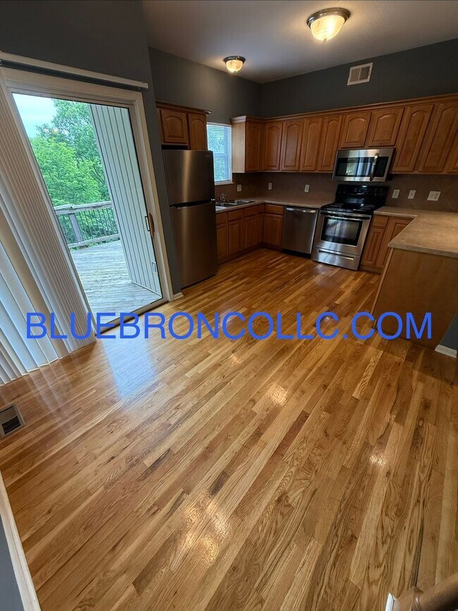 Foto del edificio - Spacious unit with Beautiful hardwood floors and nice touches throughout!