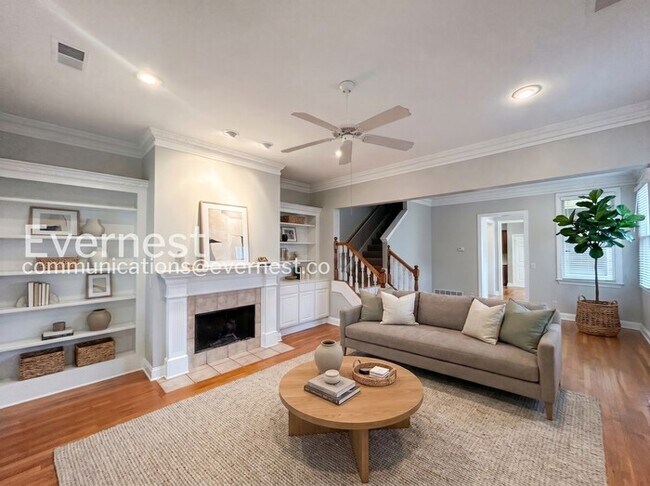 Building Photo - 3 Bed/2.5 Bath Home with Fenced Yard & Garage / Pet-Friendly / Available Now!