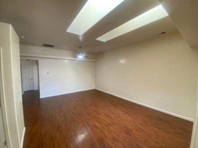 Building Photo - Beautiful Townhome!