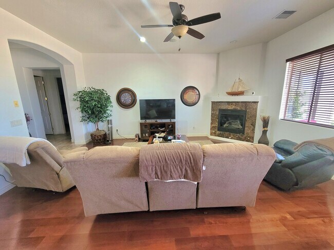 Foto del edificio - 4483 N Kirkwood Ave