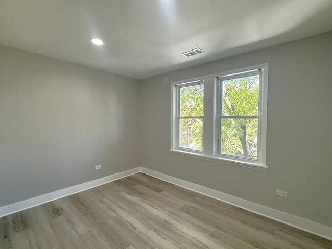 Foto del edificio - 3575 W Dickens Ave