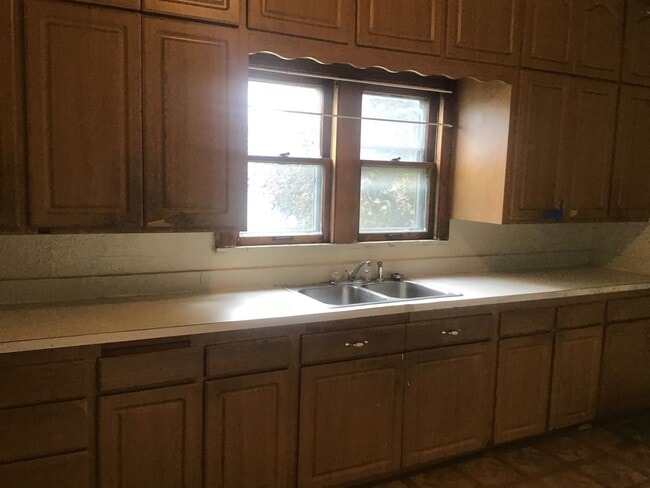 Building Photo - 5 bedroom 2 bathroom single family home wi...