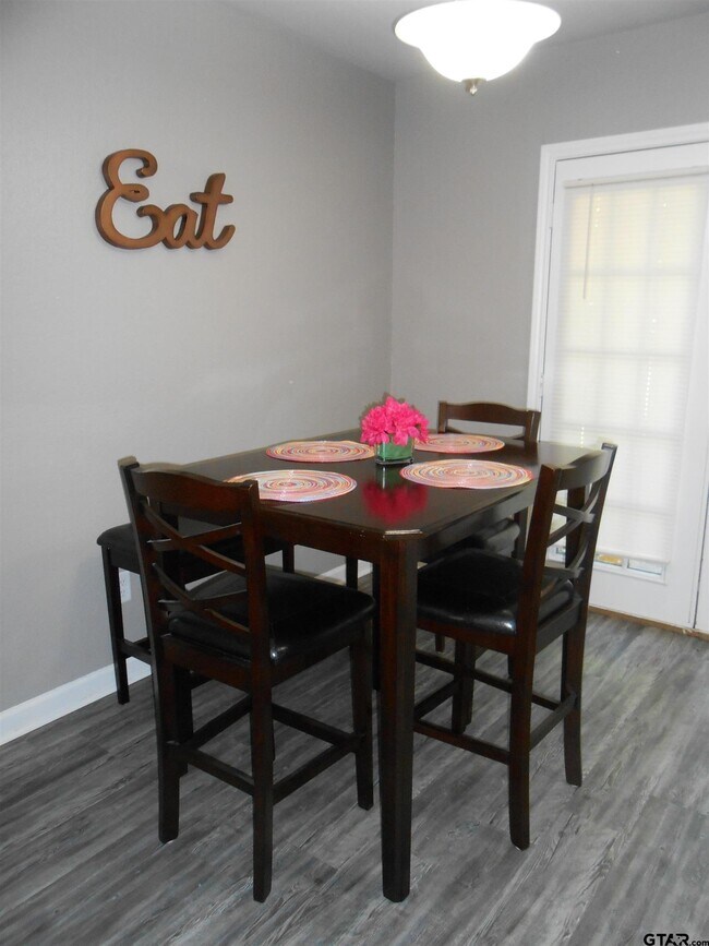 Foto del edificio - 7108 Gatewood Dr
