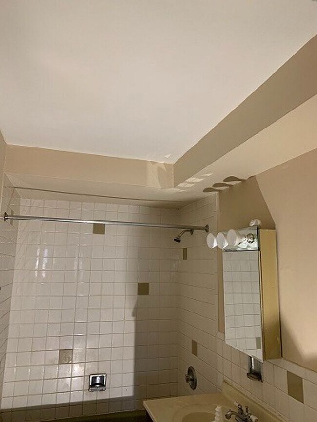 Building Photo - 1 Bed One Bath in DOWNTOWN Forest Park!!!