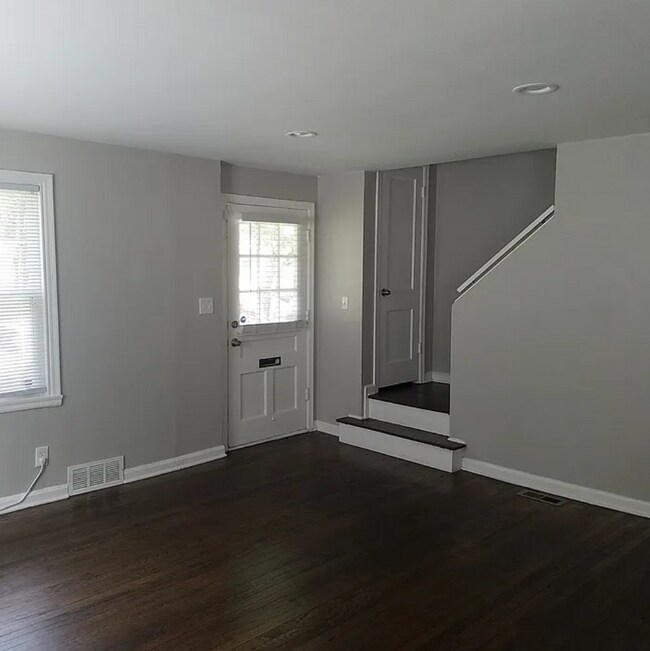 Building Photo - 415 E 63rd Ter