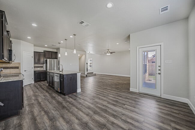 Building Photo - Beautiful and Spacious home in great location!