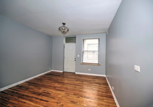 Building Photo - Three Bedroom in South Shore