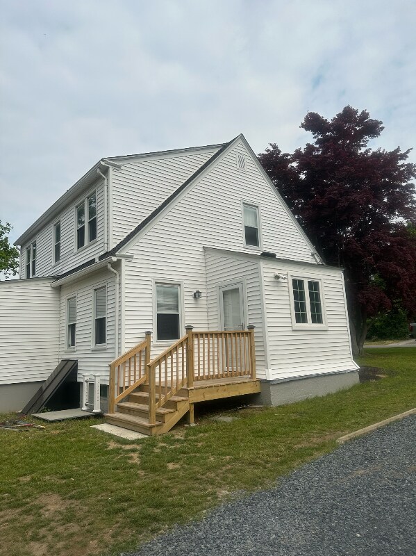 Building Photo - 550 Maple Ave