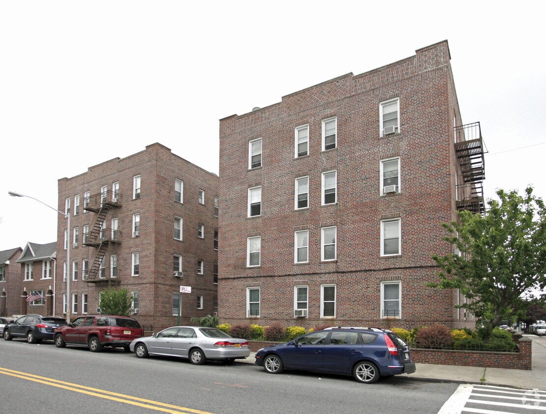 Building Photo - 1702 Dahill Rd