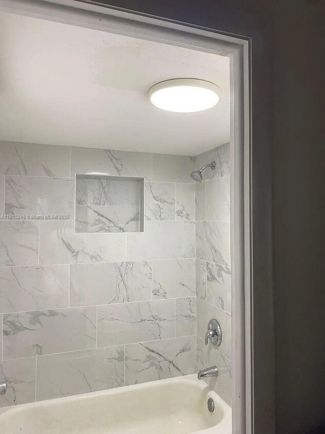 Foto del edificio - 1200 NE Miami Gardens Dr