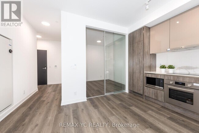 Photo du bâtiment - 180 Front St E