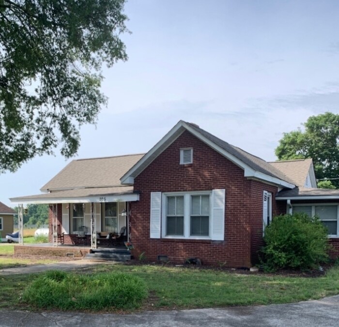 Primary Photo - Spacious Pelzer Home