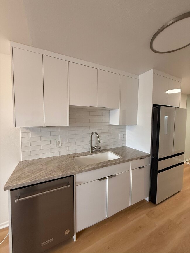 Sink - 1865 Greenfield Ave