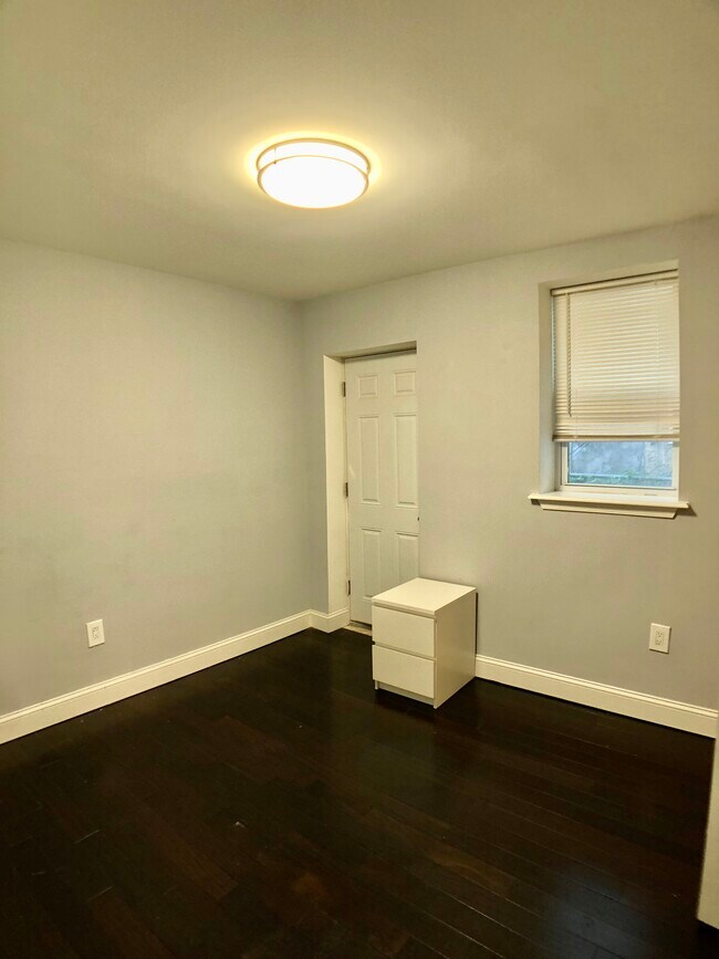 Bedroom 1 - 1730 W Master St