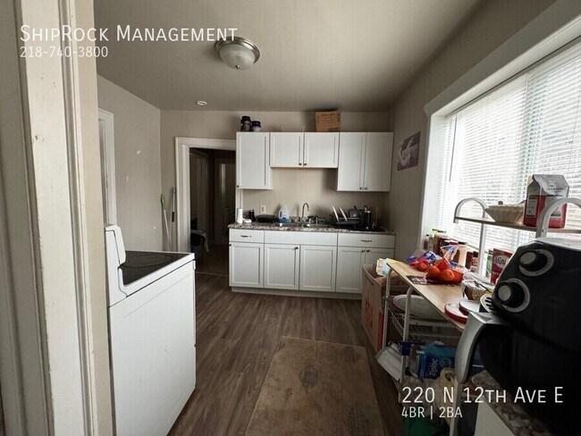 Foto del edificio - 220 N 12th Ave E