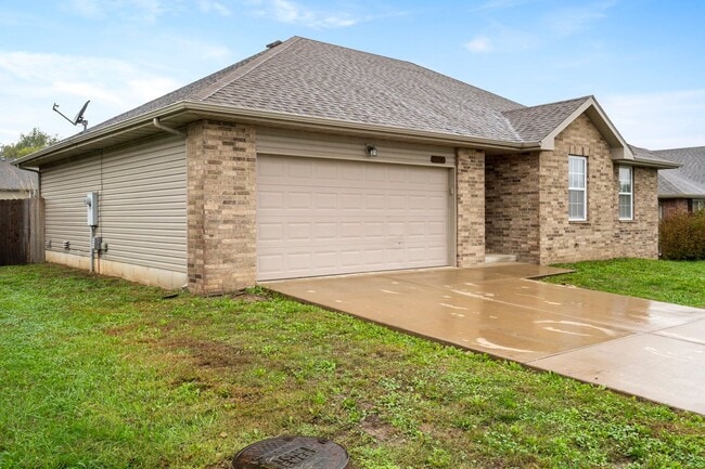 Building Photo - 4011 N Thistle Dr