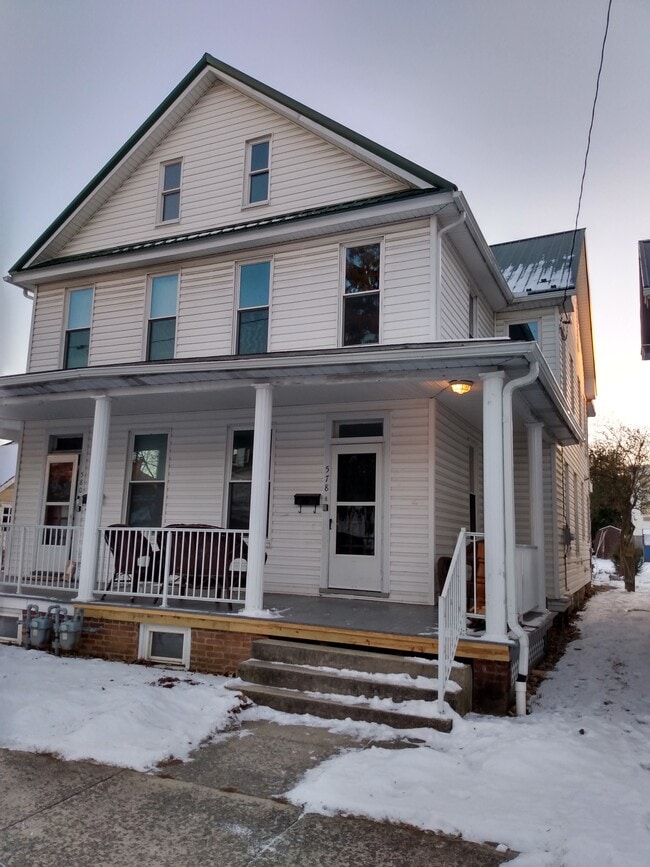 Building Photo - 578 Nelson St