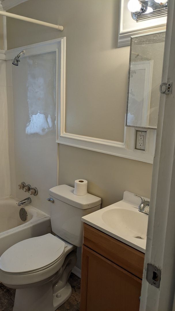 Building Photo - A newly remodeled spacious 3/1 house with ...