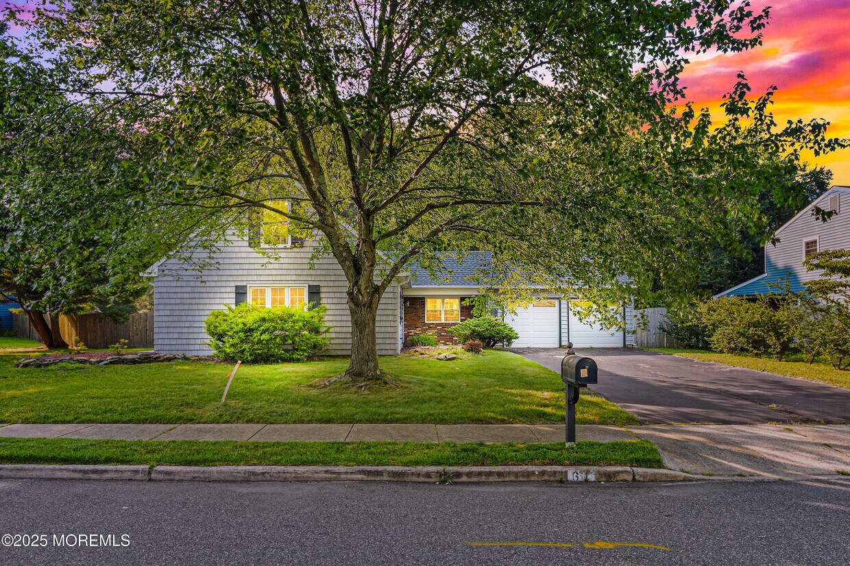 Foto principal - 61 Berkshire Dr