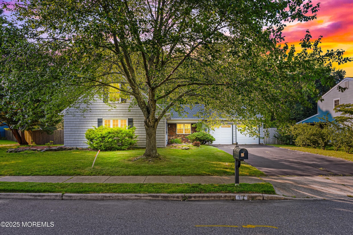 Primary Photo - 61 Berkshire Dr