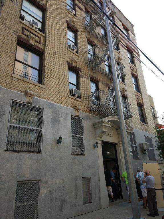 Primary Photo - 558 E 191st St