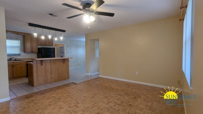 Foto del edificio - Centrally located home with MUST SEE Flori...