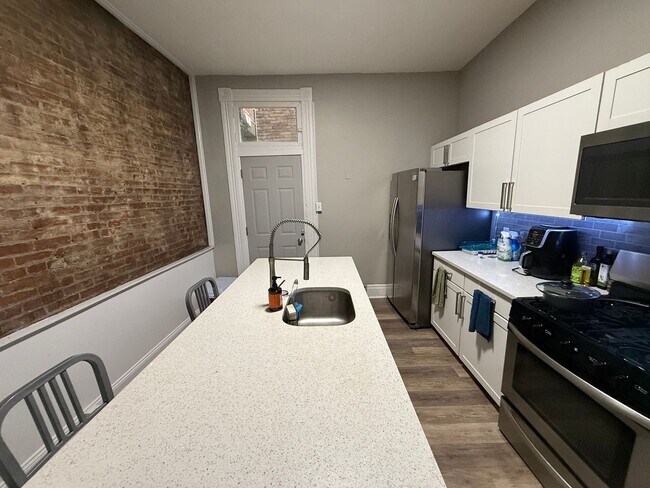 Foto del edificio - Luxury 3-Bedroom, 1-Bathroom House in Sout...