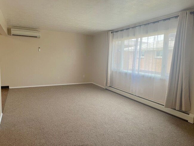 Building Photo - Extra Large 2 bedroom 1.5 Bath Centrally L...