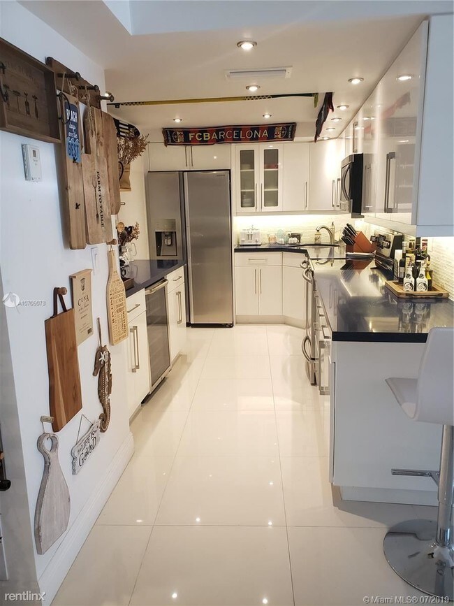 Building Photo - 6039 Collins Ave