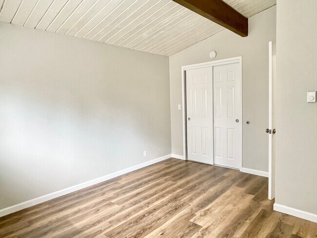 Foto del edificio - 2248 E Harrison St
