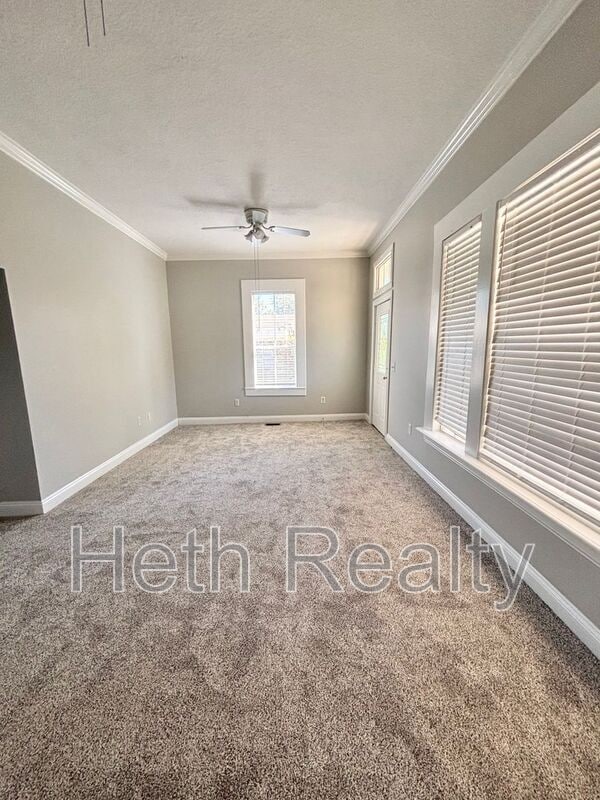 Foto del edificio - 311 W 6th St