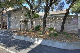 Building Photo - 816 W N Loop Blvd