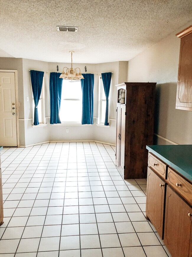 Building Photo - 6104 7th Dr