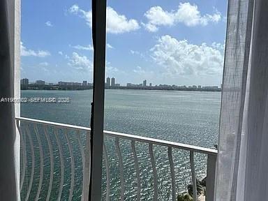 Foto del edificio - 7601 E Treasure Dr