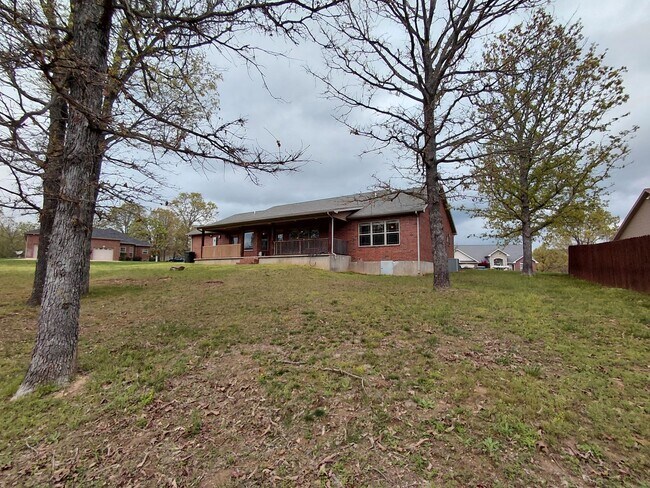 Building Photo - Home close to post