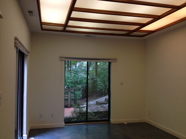 Building Photo - 1 Bed Apartment super close to UNC campus!  Quiet neighborhood & feels like living in a Tree House!
