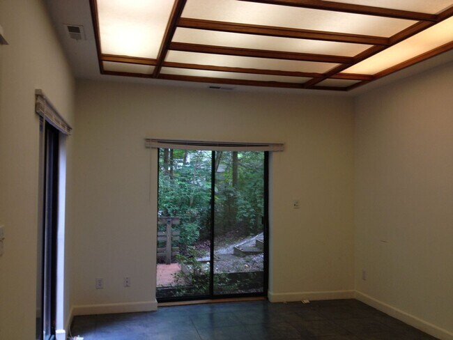 Foto del edificio - 1 Bed Apartment super close to UNC campus!  Quiet neighborhood & feels like living in a Tree House!